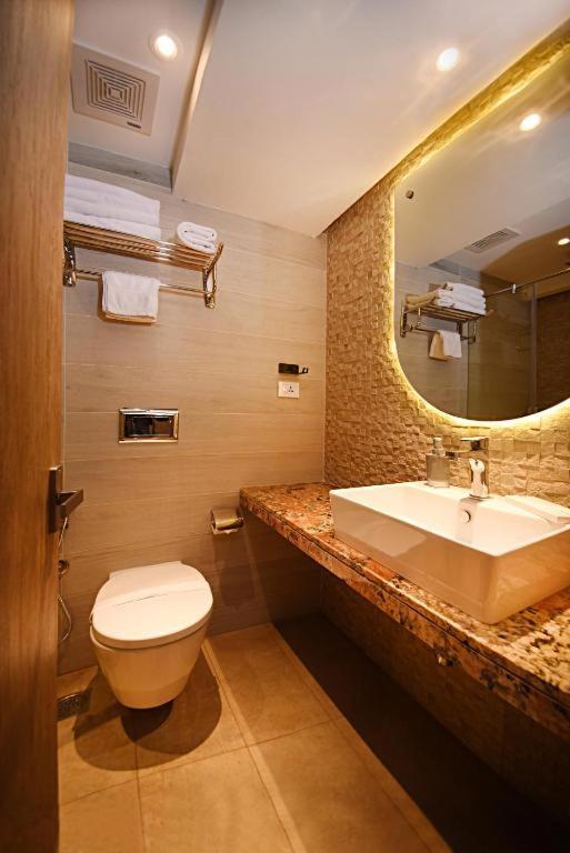 Hotel Tulip Near Delhi Airport Нью-Дели Экстерьер фото