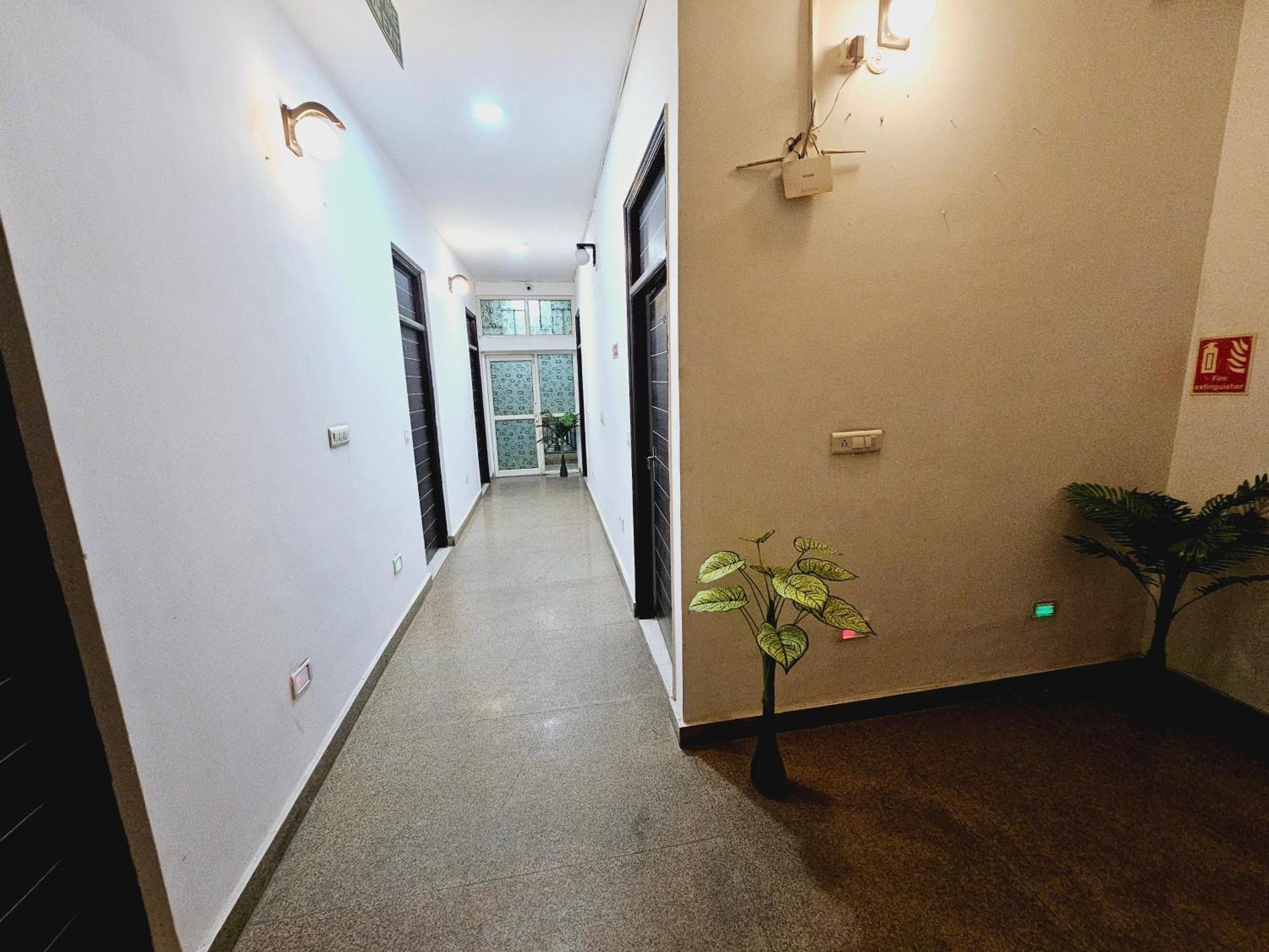 Hotel Tulip Near Delhi Airport Нью-Дели Экстерьер фото