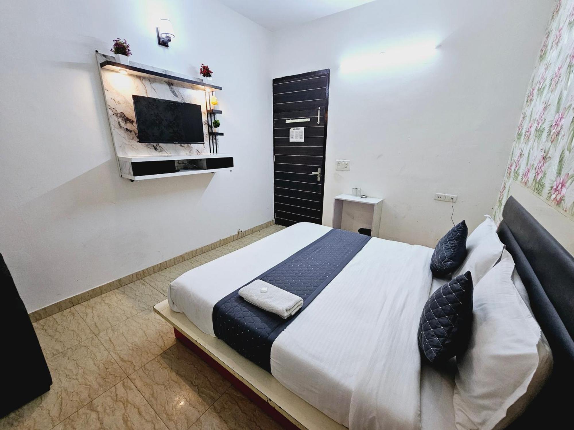 Hotel Tulip Near Delhi Airport Нью-Дели Экстерьер фото