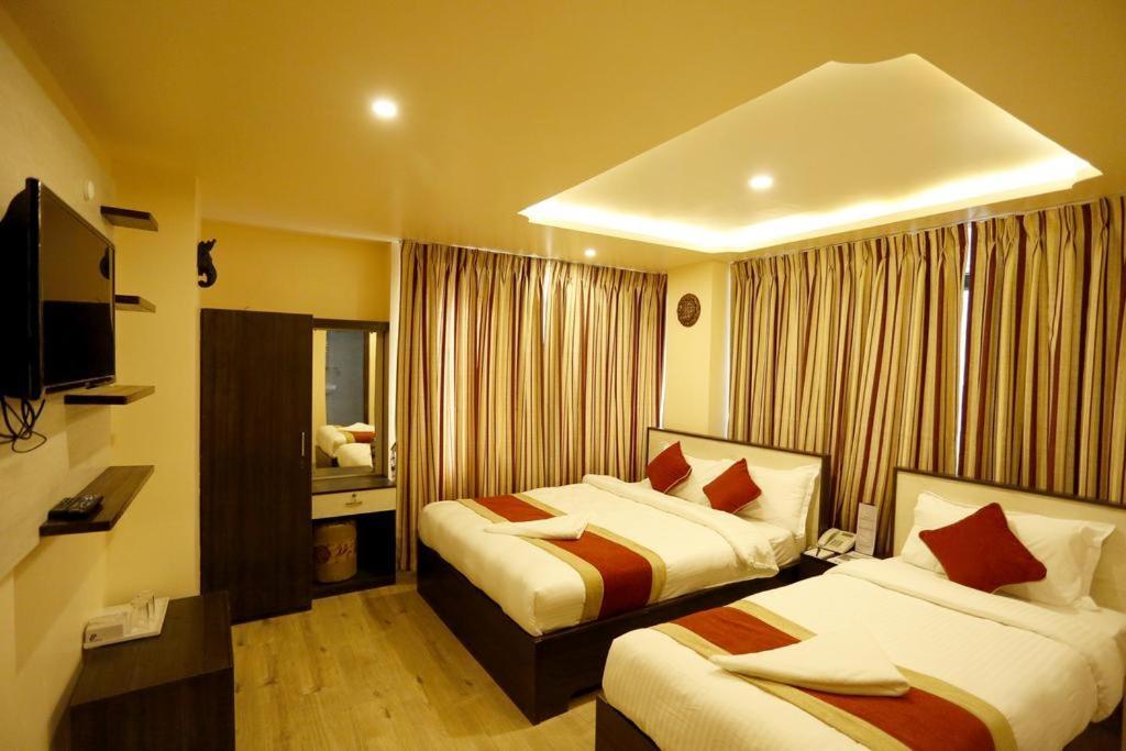 Hotel Tulip Near Delhi Airport Нью-Дели Экстерьер фото