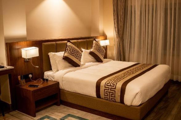 Hotel Tulip Near Delhi Airport Нью-Дели Экстерьер фото